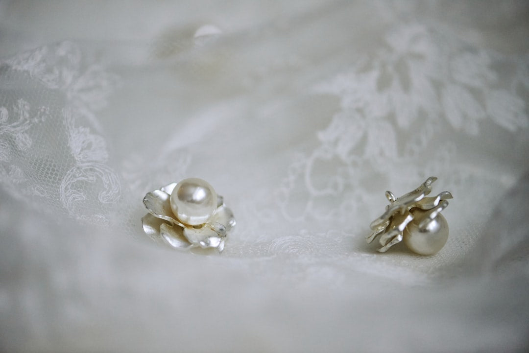 The Luster of Platinum: Your Guide to Pearl Earring Perfection