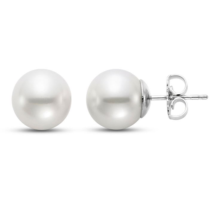 Two pearl earrings. One on the side and the other on its front. With white gold.