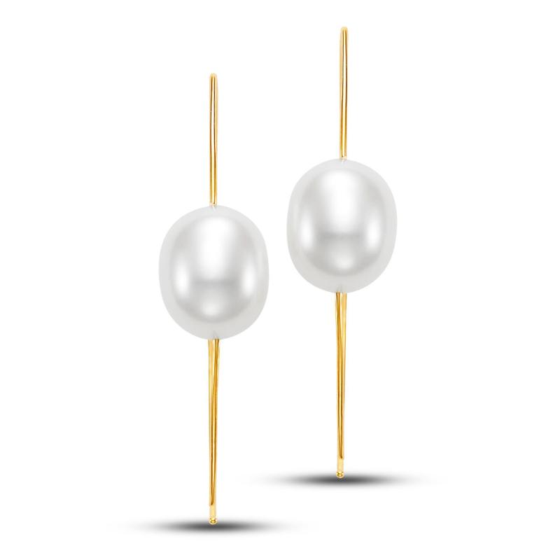 Pair of pearl earrings With a gold thin bar across the pearl