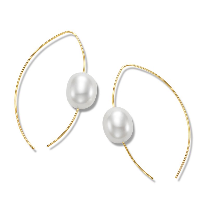 Pair of pearl earrings With a gold thin bar across the pearl